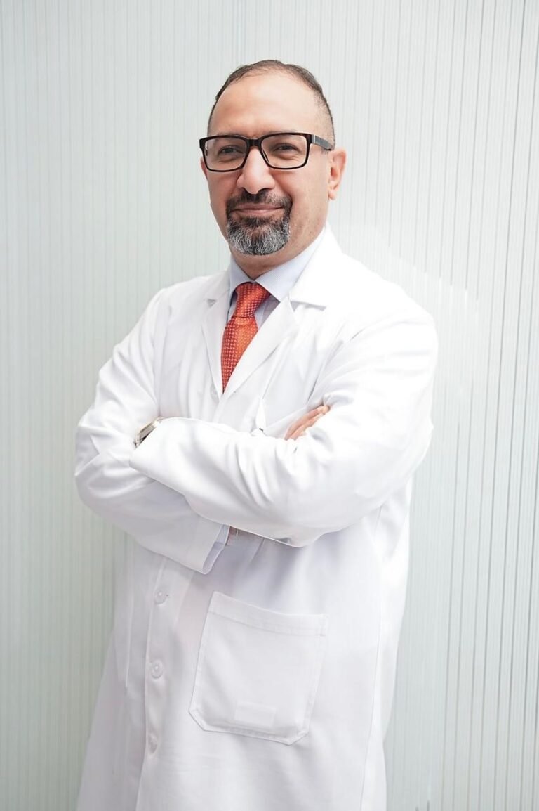 د. عامر موسى استشاري جراحة المسالك البولية وجراحة الروبوت الدكتور عامر موسى هو استشاري جراحة المسالك البولية وجراحة الروبوت، حاصل على البورد الأوروبي-السويدي في جراحة المسالك البولية، والبورد الأوروبي-السويدي في الجراحة العامة، وزميل البورد الأوروبي لجراحة المسالك البولية (FEBU). يتمتع بخبرة سريرية وجراحية وأكاديمية تمتد لأكثر من 20 عامًا في التشخيص والعلاج الشامل لأمراض المسالك البولية. يمتلك خبرة واسعة في الجراحة المفتوحة، والمنظار، وجراحات المسالك البولية التداخلية (Endourology)، والجراحة الروبوتية المتقدمة، مع تركيز خاص على أورام المسالك البولية والجراحات طفيفة التوغل. وقد أجرى أكثر من 1500 عملية جراحية روبوتية، وأكثر من 1000 عملية بالمنظار، وأكثر من 3000 عملية جراحية مفتوحة في المسالك البولية، إضافة إلى أكثر من 3000 عملية في جراحات المناظير البولية. قام الدكتور عامر بإجراء والإشراف على طيف واسع من العمليات الجراحية البولية، بدءًا من الإجراءات الروتينية وحتى العمليات المعقدة في جراحة الأورام والجراحة الترميمية. وهو معروف بدقته العالية، واهتمامه بالمريض، واعتماده لأحدث تقنيات الجراحة الروبوتية، مع خبرة كبيرة في استخدام نظام دافنشي الجراحي الروبوتي. يشارك الدكتور عامر بشكل فعّال في اتخاذ القرارات السريرية، وإدارة الأورام ضمن فرق متعددة التخصصات، والابتكار الجراحي، وتدريب الأطباء الجراحين الشباب. ويعتمد في ممارسته الطبية على المعايير الدولية والإرشادات المبنية على الدليل العلمي (EAU وAUA)، بما يضمن أفضل النتائج العلاجية وسلامة المرضى. يُعد الدكتور عامر موسى من الاستشاريين المتميزين في جراحة المسالك البولية وجراحة الروبوت، مع خبرة عملية تتجاوز عقدين في تشخيص وعلاج والتدخل الجراحي لكافة أمراض المسالك البولية. طوّر خلال مسيرته المهنية خبرة متقدمة في جراحات البروستاتا الروبوتية، وأورام المسالك البولية، وأمراض البروستاتا الحميدة، وأمراض الحصيات، والجراحة الترميمية. وهو شغوف بشكل خاص بالجراحة بمساعدة الروبوت في مختلف عمليات المسالك البولية، حيث يطبق باستمرار تقنيات التدخل المحدود لتحقيق أفضل النتائج الوظيفية والأورامـية. يُعرف الدكتور عامر بقيادته المتميزة داخل غرفة العمليات، ودقته الجراحية العالية، والتزامه بالابتكار. ويجري عمليات روبوتية معقدة، بما في ذلك استئصال البروستاتا الجذري، وغيرها من العمليات البولية المتقدمة، مع المحافظة على معدلات عالية من الأمان وسرعة التعافي. وإلى جانب مهارته الجراحية، يولي الدكتور عامر اهتمامًا كبيرًا بالرعاية الشاملة للمريض، جامعًا بين التميز التقني والتواصل الواضح والممارسة الأخلاقية ووضع خطط علاج فردية لكل مريض. كما يشارك بفعالية في التعليم والتدريب والتطوير المهني، مساهمًا في تطوير طب المسالك البولية الحديث والجراحة الروبوتية. ويواصل الدكتور عامر سعيه نحو التميز من خلال التعليم المستمر، والمشاركة في المؤتمرات الدولية، ودمج أحدث التقنيات في جراحة المسالك البولية. نطاق الممارسة – الحالات التي يتم علاجها يعالج الدكتور عامر موسى جميع أمراض المسالك البولية، بما في ذلك على سبيل المثال لا الحصر: أورام المسالك البولية • سرطان البروستاتا • سرطان الكلى (سرطان الخلايا الكلوية) • سرطان المثانة • سرطان الظهارة البولية في الجهاز البولي العلوي • سرطان الخصية • أورام الغدة الكظرية البروستاتا وصحة الرجل • تضخم البروستاتا الحميد (BPH) • التهاب البروستاتا • أعراض الجهاز البولي السفلي عند الرجال (LUTS) • التهابات المسالك البولية • ضعف الانتصاب • العقم عند الرجال • دوالي الخصية أمراض الحصيات • حصى الكلى • حصى الحالب • حصى المثانة الجراحة الوظيفية والترميمية • تضيق الإحليل • سلس البول (للرجال والنساء) • الارتجاع المثاني الحالبي • انسداد موصل الحوض بالحالب (PUJ) الأمراض الالتهابية والانتانية • التهابات المسالك البولية المتكررة • التهاب البربخ والخصية • خراج البروستاتا أمراض الذكورة والطب الجنسي • مرض بيروني • قصور الغدد التناسلية (نقص التستوستيرون) • اضطرابات القذف الخبرة الجراحية – العمليات التي يتم إجراؤها أجرى الدكتور عامر آلاف العمليات الجراحية البولية باستخدام الجراحة المفتوحة، والمنظار، والتنظير، والجراحة الروبوتية، ومن بينها: الجراحة الروبوتية • استئصال البروستاتا الجذري بمساعدة الروبوت • استئصال الكلية الجزئي والجذري بمساعدة الروبوت • رأب الوصل الحويضي الحالبي بالروبوت • استئصال المثانة الجذري بالروبوت • استئصال البروستاتا البسيط بالروبوت • إعادة زرع الحالب بالروبوت • استئصال الغدة الكظرية بالروبوت جراحات المناظير والحصيات • تنظير الحالب المرن (RIRS) مع تفتيت الحصيات بالليزر • تفتيت حصى الكلى عبر الجلد (PCNL وMini-PCNL) • تفتيت حصى المثانة بالمنظار • إدخال وإزالة دعامة الحالب إجراءات البروستاتا والمثانة • استئصال البروستاتا عبر الإحليل (TURP) • جراحة البروستاتا بالليزر / HoLEP • استئصال أورام المثانة عبر الإحليل (TURBT) • خزعة البروستاتا (TRUS وخزعة عبر العجان مدمجة مع الرنين المغناطيسي) الجراحة الترميمية • ترميم الإحليل (Urethroplasty) • شق الإحليل بالمنظار (DVIU) • رأب الوصل الحويضي الحالبي (مفتوح وبالتدخل المحدود) • جراحات علاج سلس البول جراحات الذكورة وكيس الصفن • ربط دوالي الخصية بالجراحة المجهرية • استئصال القيلة المائية • تثبيت الخصية • خزعة الخصية الجراحة البولية المفتوحة • استئصال الكلية الجذري • استئصال البروستاتا بالجراحة المفتوحة • ترميمات بولية معقدة