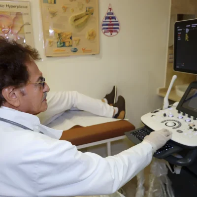 تعرف على أسباب ارتجاع البول عند النساء وطرق علاجه في 2025